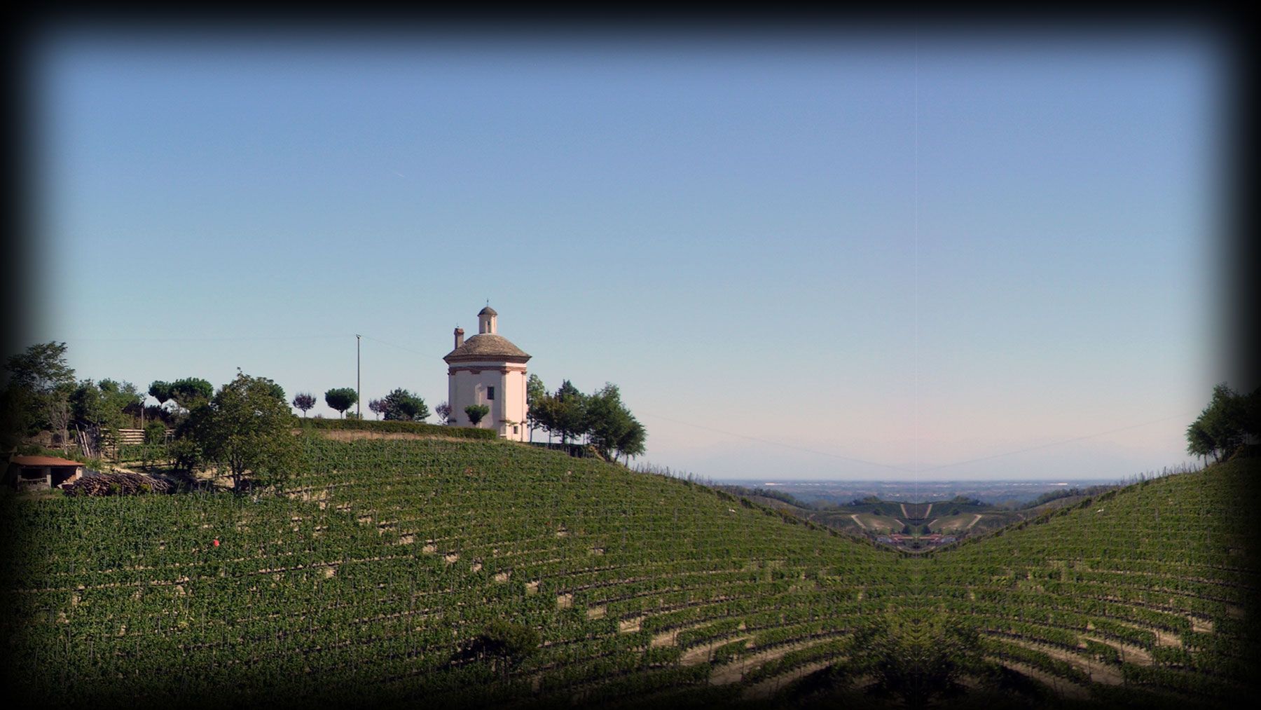 La cappella sulla collina tra i vigneti di Dogliani